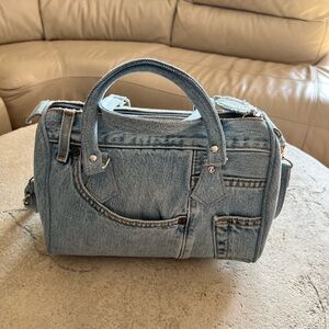 LIGHT BLUE DENIM CROSSBODY BAG… UNBRANDED… EXCELLENT CONDITION.